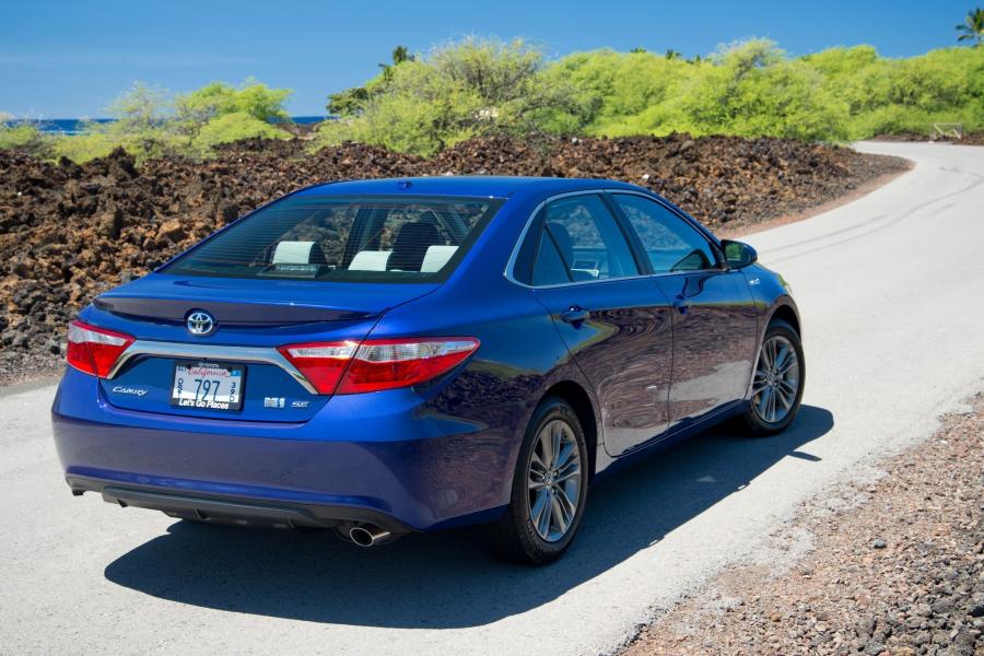  Toyota Camry Hybrid 2015 года  (US) (фото 6 из 28)